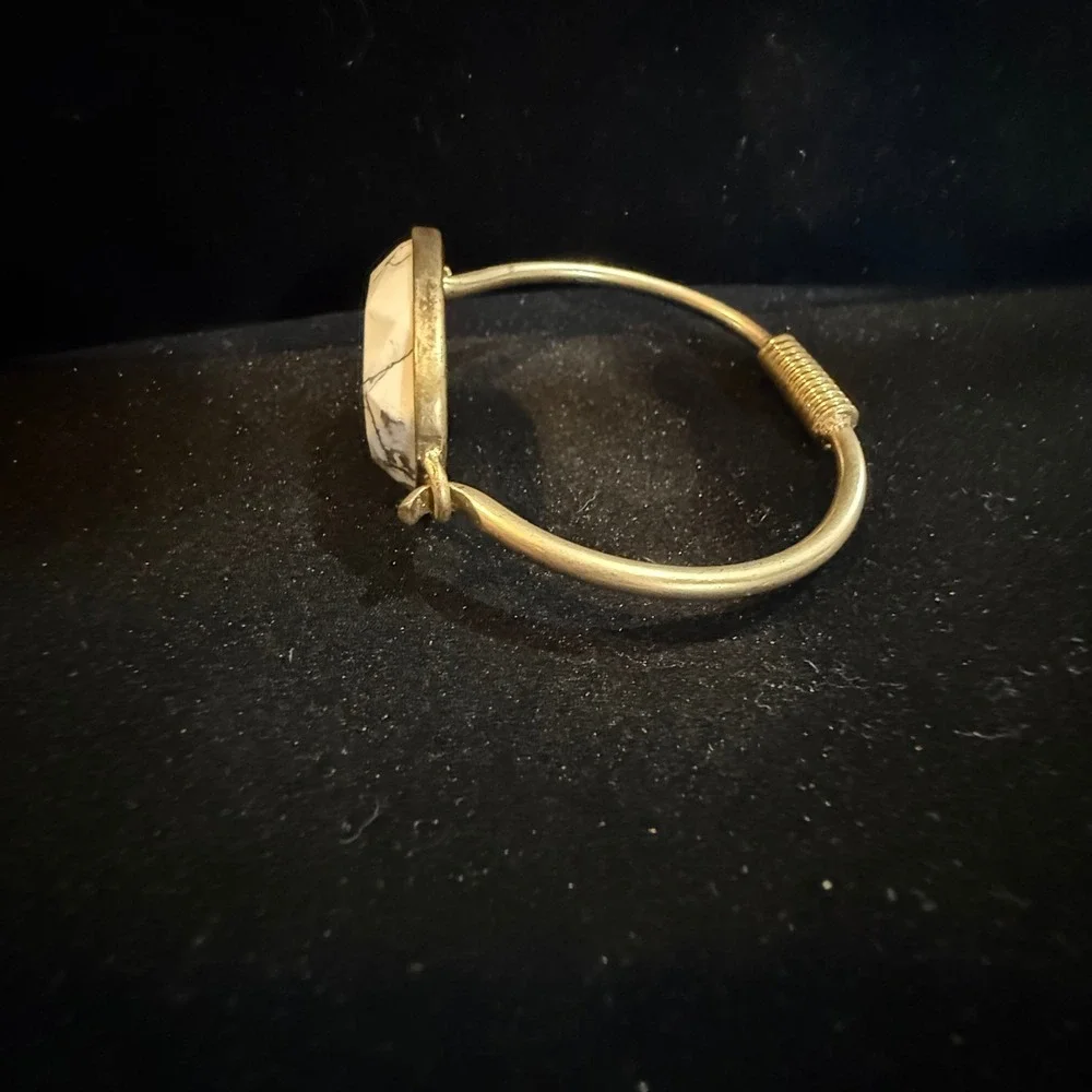 Gold Tone White‎ Howlite Faceted Stone Bangle Bracelet Hook Closure Boho Cuff